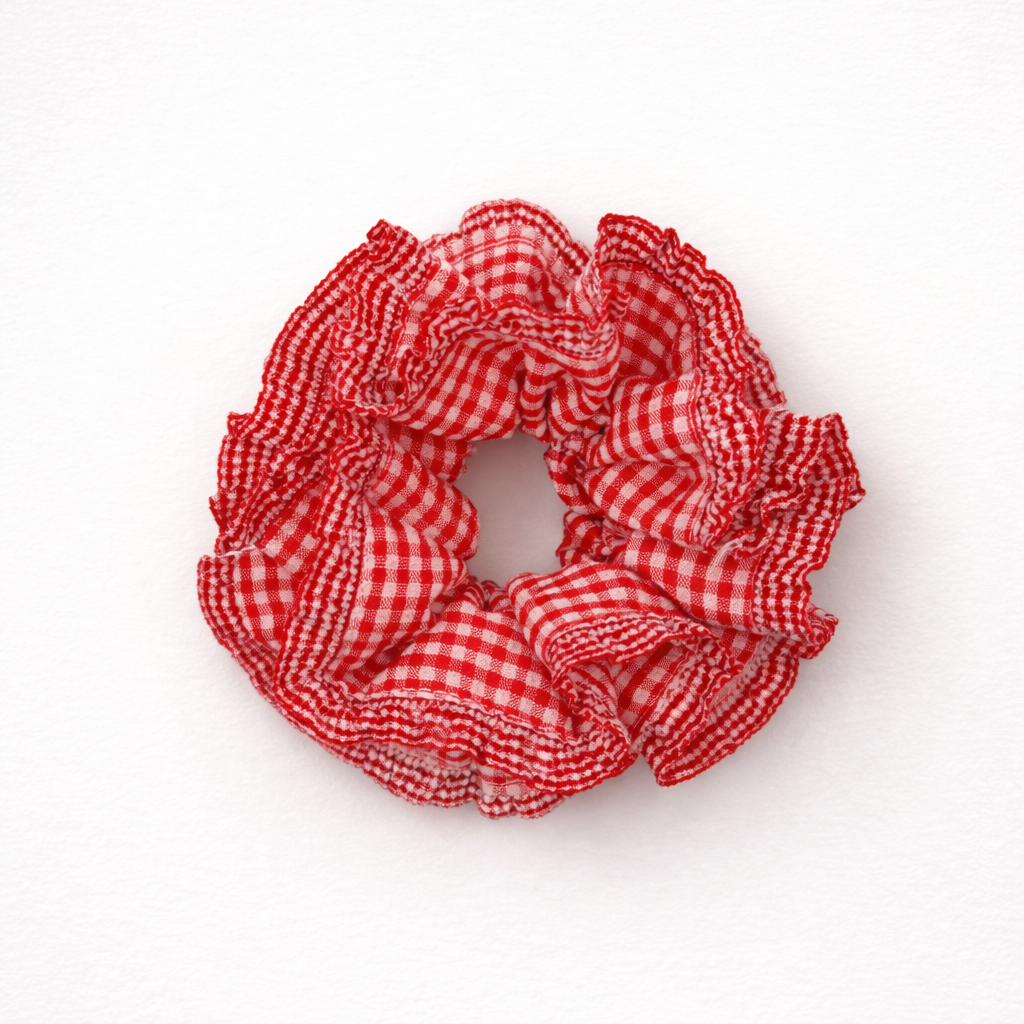 Productfoto van een rode scrunchie met ruitjes op een witte achtergrond