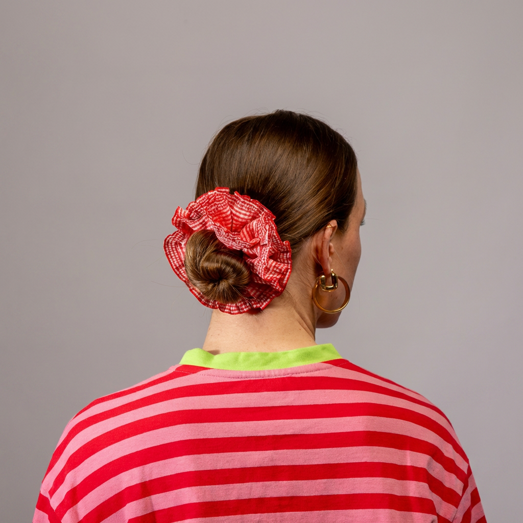 Model foto in studio met rode scrunchie met ruitjes in het haar