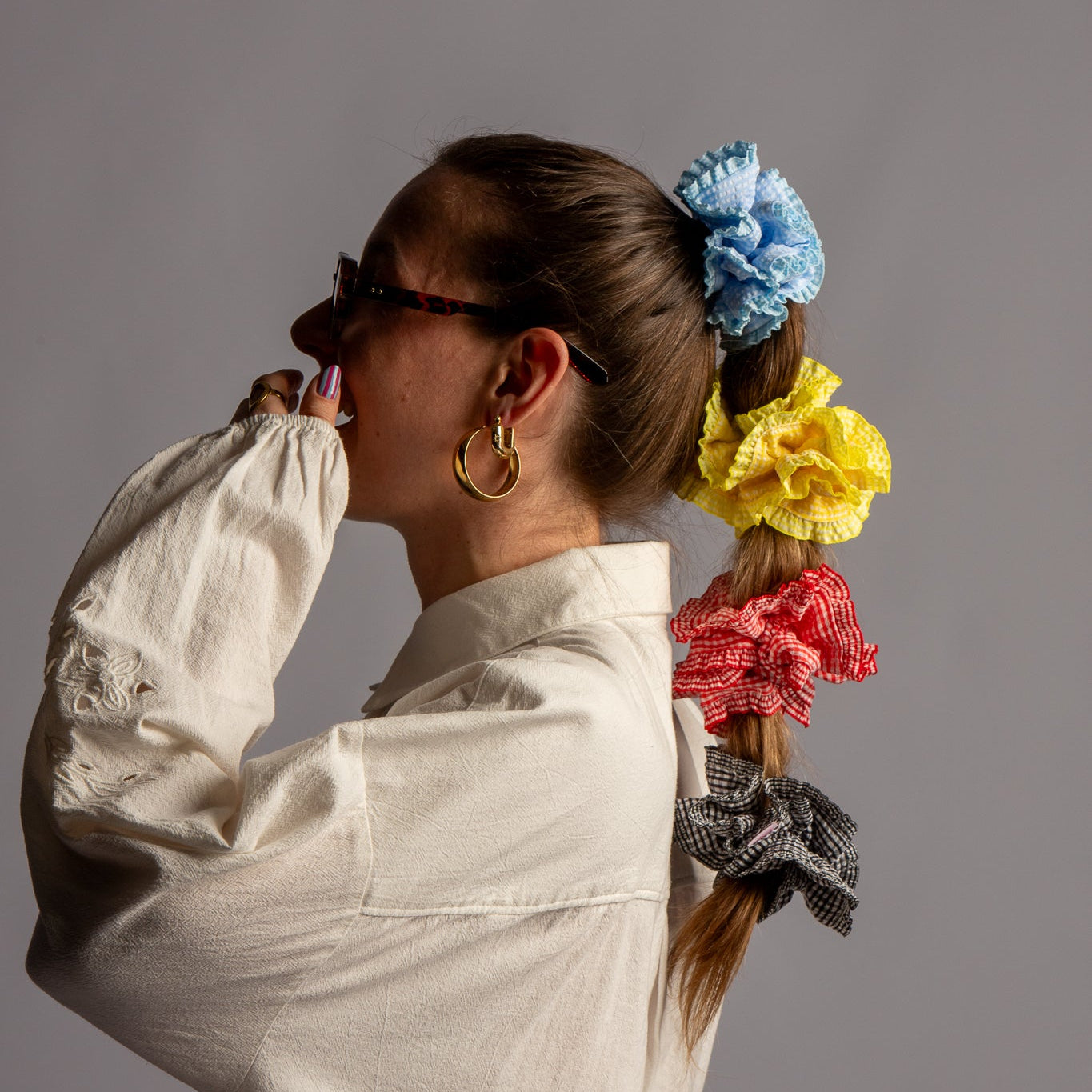 Model foto van zijkant met staart in die vier scrunchies in haar draagt
