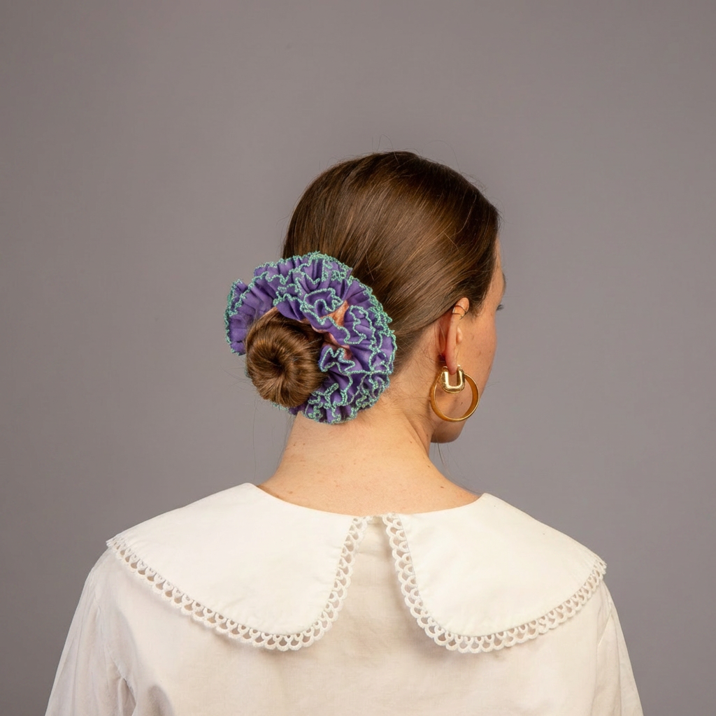 Model foto van model die knot in heeft met paarse scrunchie in het haar