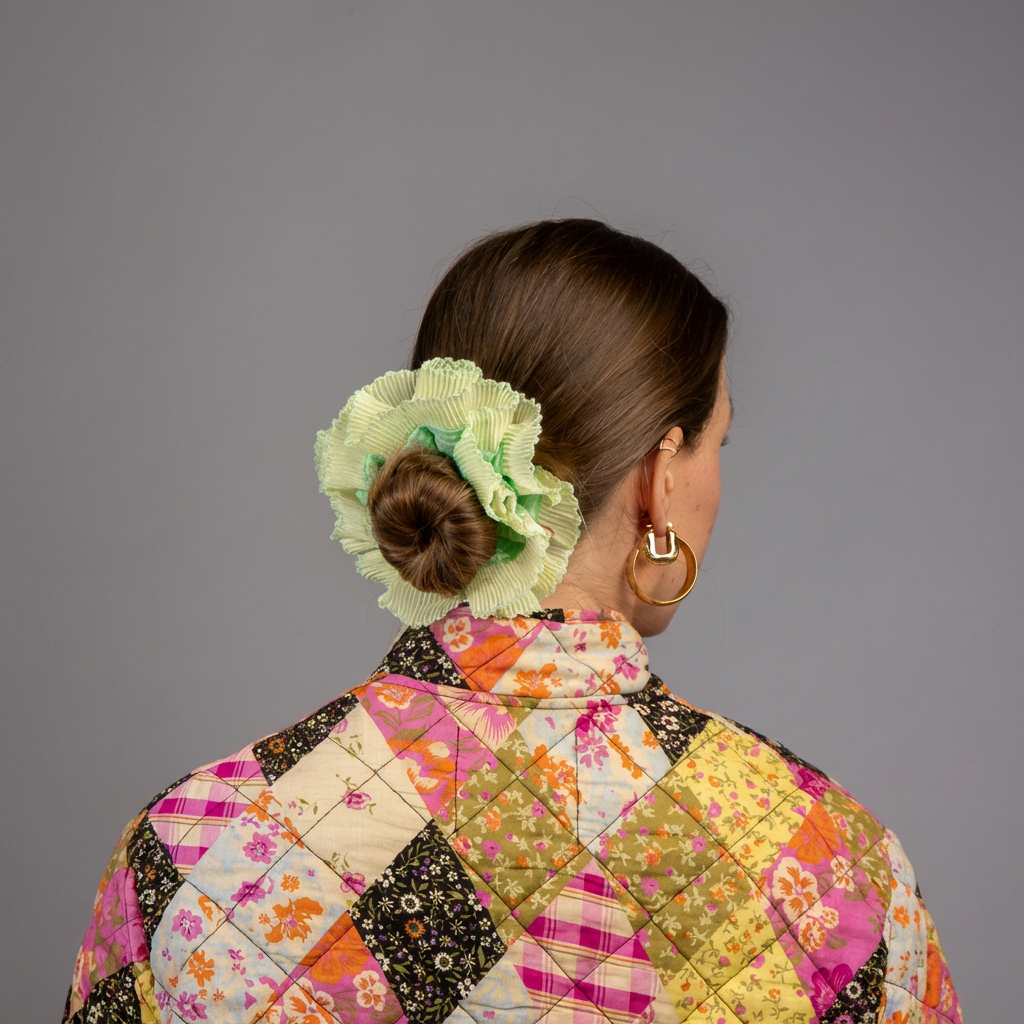 Model foto van dame met knot in en geel met groene scrunchie in haar