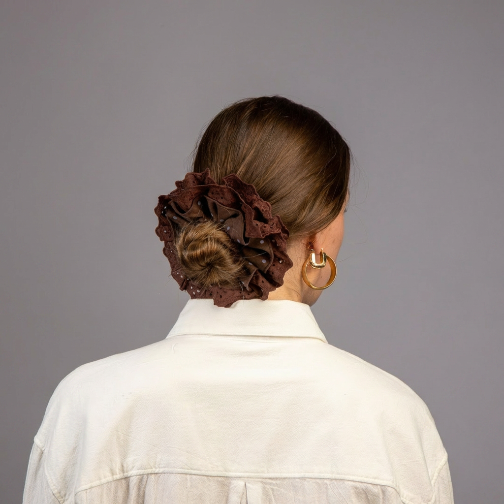 Model foto van achter met knot en bruine scrunchie in haar