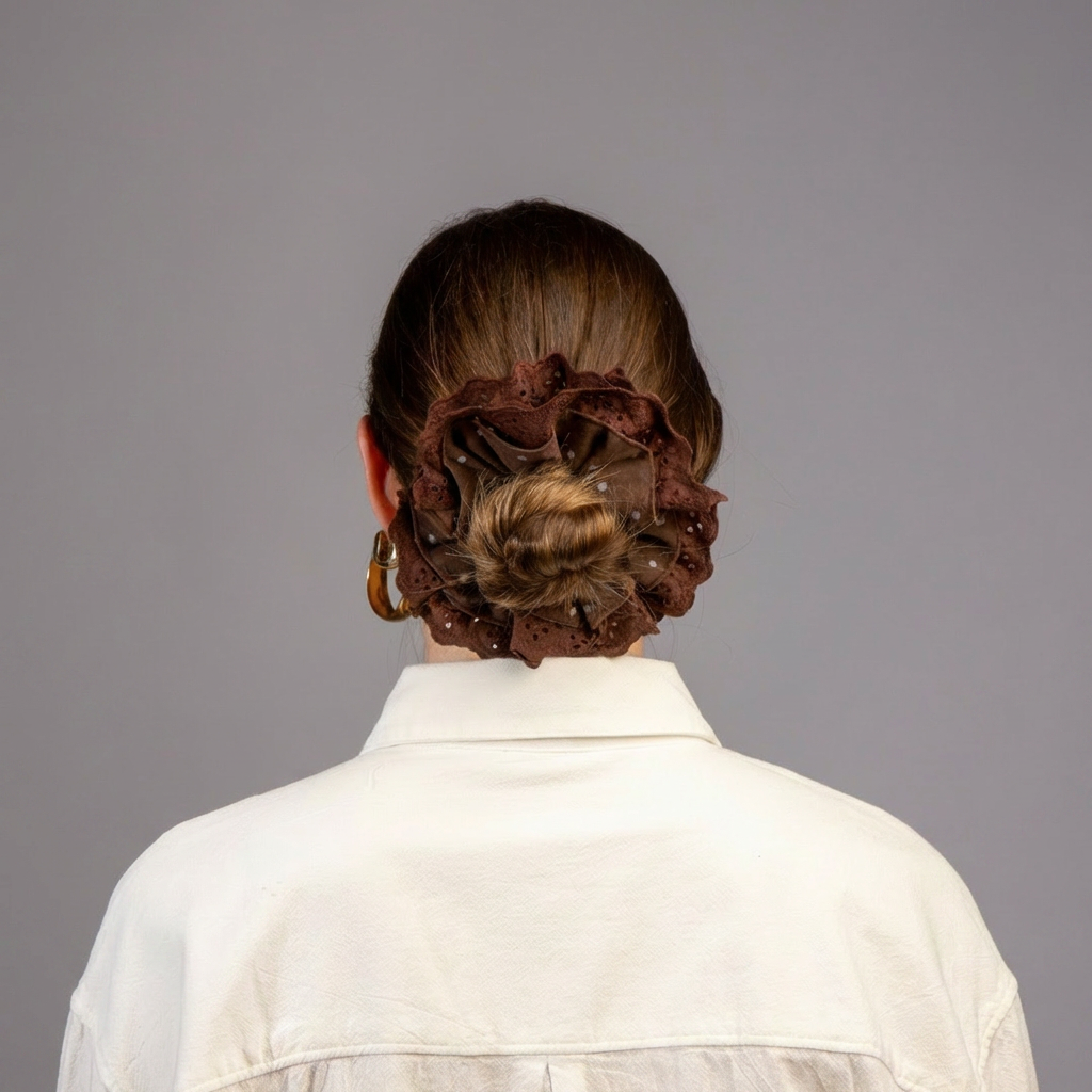 Model foto van achter met knot en bruine scrunchie in haar
