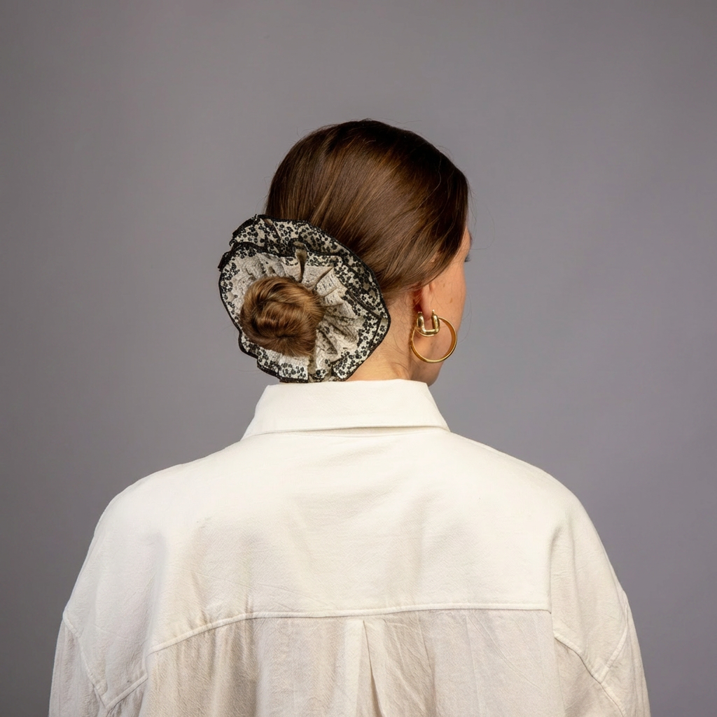 Model foto van achter met knot in en zwart witte scrunchie met kant in haar